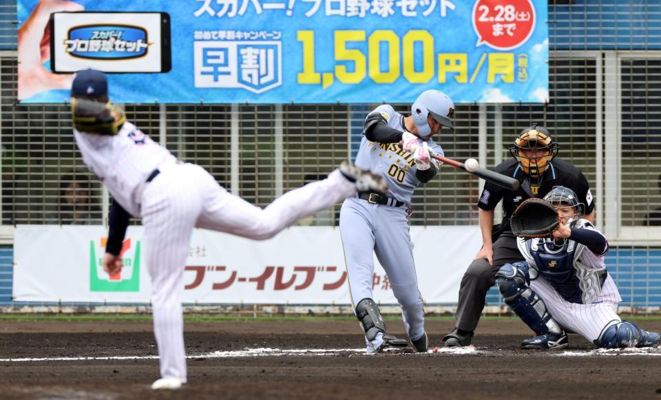 ６回、右前打を放つ元山（投手・吉村）＝撮影・山口登