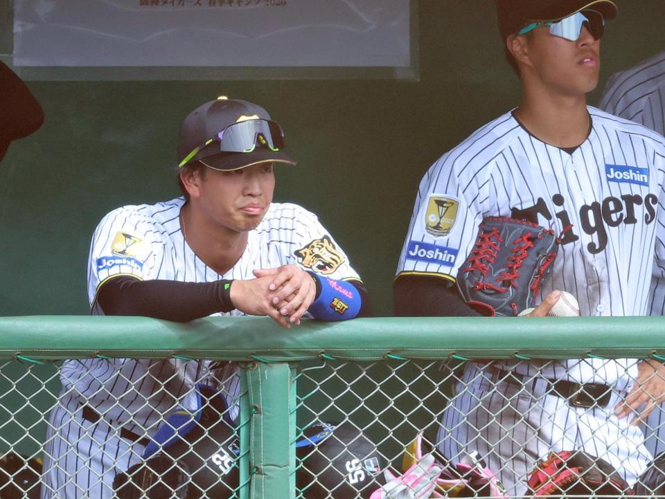 エラーを重ねて交代させられ、ベンチで渋い表情を見せる百崎（撮影・立川洋一郎）