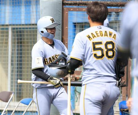 ３回、高寺の打球を遊撃手がエラー、生還した二走・中野は前川らナインに迎えられる（撮影・坂部計介）