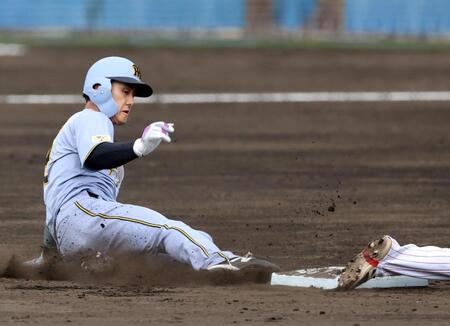 ４回、盗塁を決める小幡（撮影・山口登）