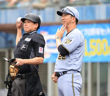 ６回、選手交代を告げる藤川監督（撮影・坂部計介）