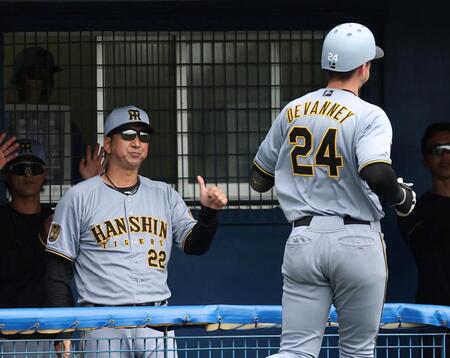 ５回、犠飛を放ったディベイニー（右）をサムアップポーズで迎える藤川監督（撮影・西田忠信）