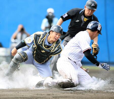 ３回、岩田の打球で矢野を好返球で補殺する高寺（撮影・坂部計介）