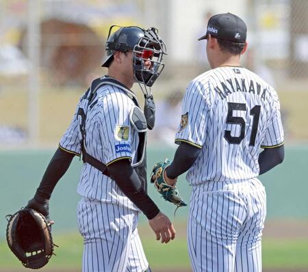 １回、先発の早川（右）に声をかける栄枝（撮影・立川洋一郎）