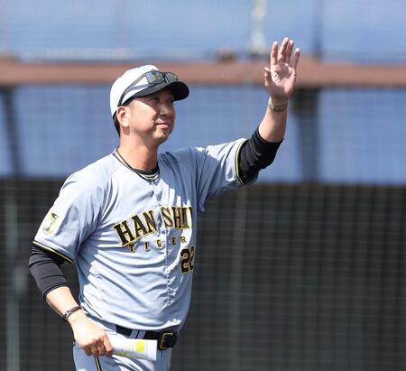 スタンドの声援に応える藤川監督（撮影・西田忠信）