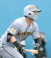 ７回、右前打を放つ阪神・前川