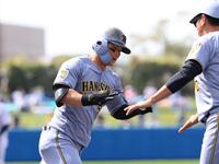 ２回、前川は右越えに本塁打を放ち、三塁をまわる（撮影・坂部計介）