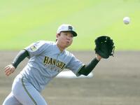 １回、オスナを投ゴロに仕留める村上（撮影・西田忠信）