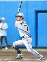 ５回、左前打を放つ中野（撮影・坂部計介）