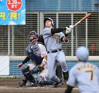 ５回、右犠飛を放つディベイニー（撮影・山口登）