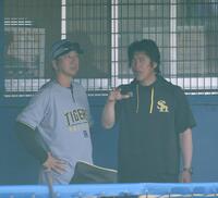 ソフトバンク・城島健司ＣＢＯ（右）と話をする藤川監督（撮影・西田忠信）