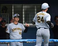 ５回、犠飛を放ったディベイニー（右）をサムアップポーズで迎える藤川監督（撮影・西田忠信）