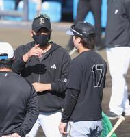 伏見（右）と話をする新庄監督（撮影・西田忠信）