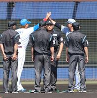 メンバー表を交換しハイタッチする新庄監督と藤川監督（撮影・山口登）