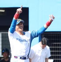 スタンドのファンに手を振る新庄監督（撮影・西田忠信）