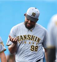 ８回、藤森の打球を受けた右手を気にするドリス（撮影・西田忠信）