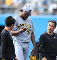 ８回、藤森の打球を右手に受け降板するドリス（撮影・西田忠信）