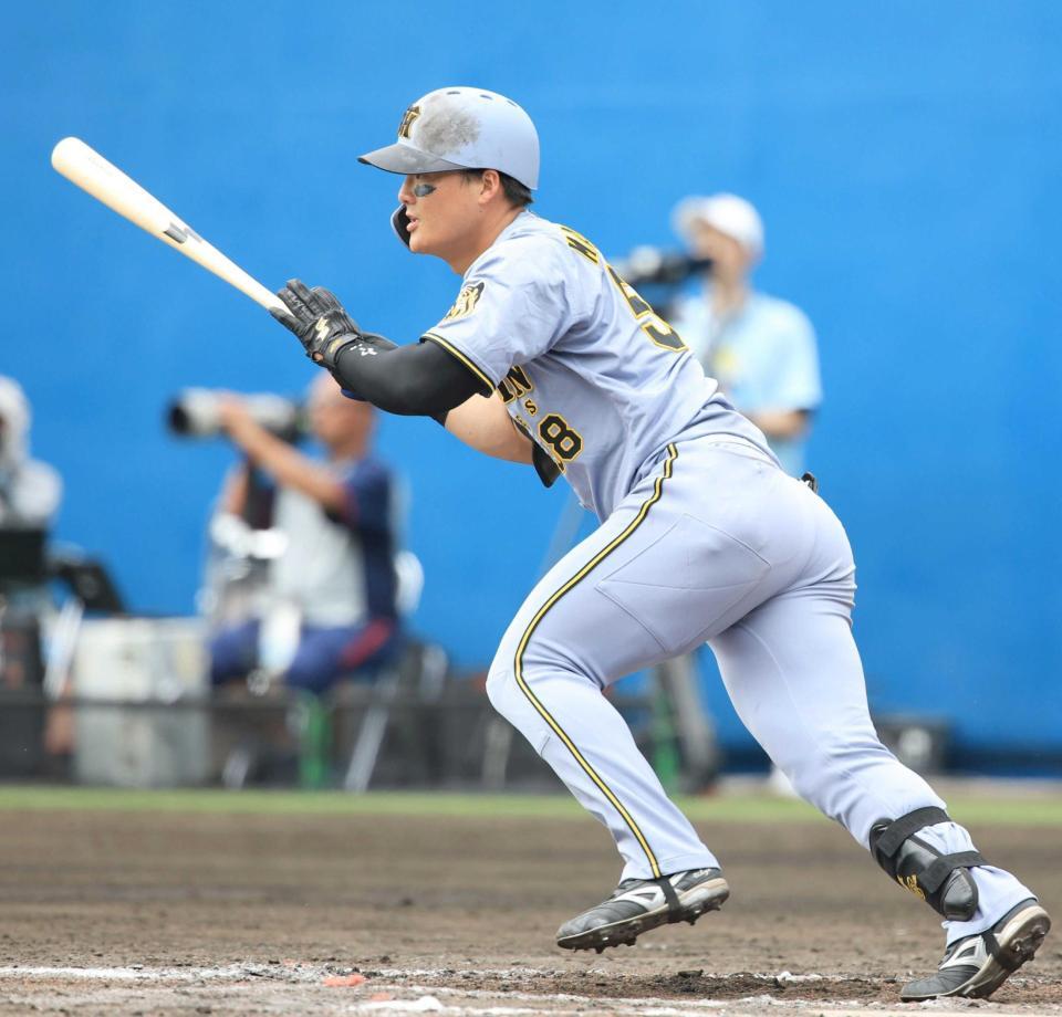 ５回、前川は中前に適時打を放つ（撮影・坂部計介）