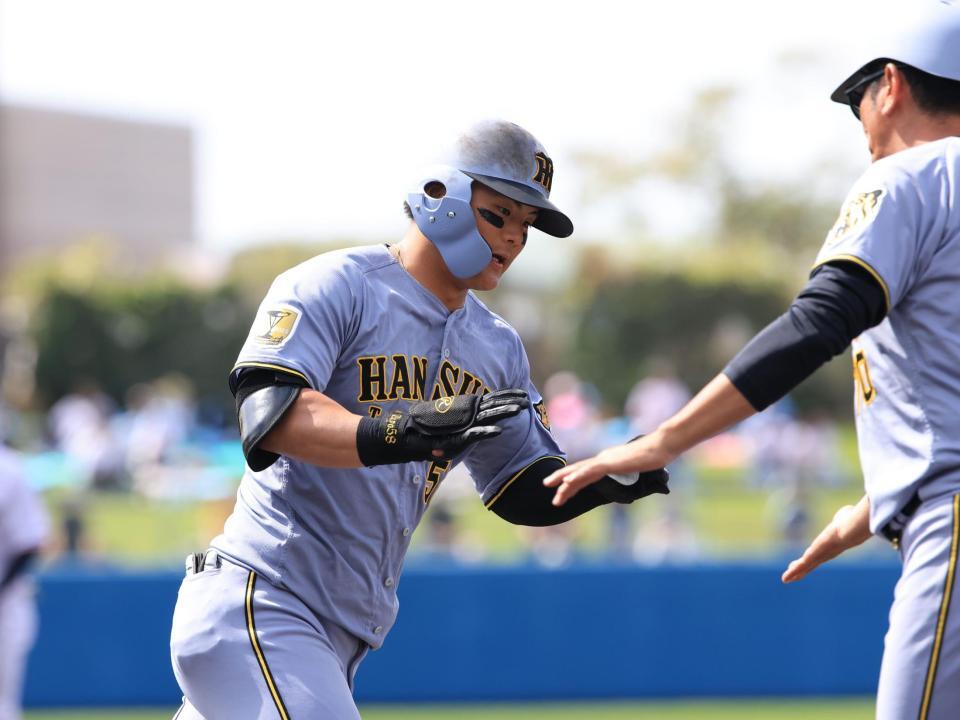 ２回、前川は右越えに本塁打を放ち、三塁をまわる（撮影・坂部計介）