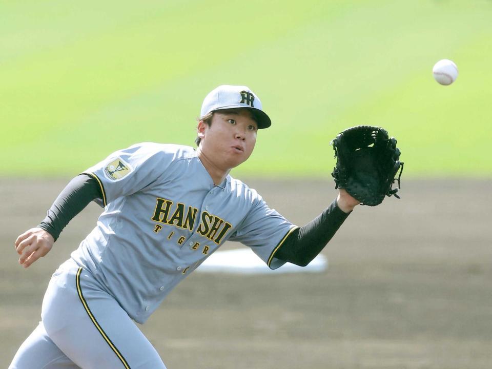 １回、オスナを投ゴロに仕留める村上（撮影・西田忠信）