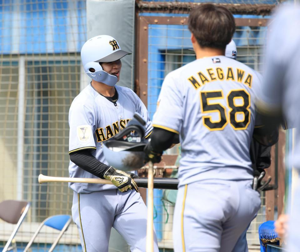 ３回、高寺の打球を遊撃手がエラー、生還した二走・中野は前川らナインに迎えられる（撮影・坂部計介）