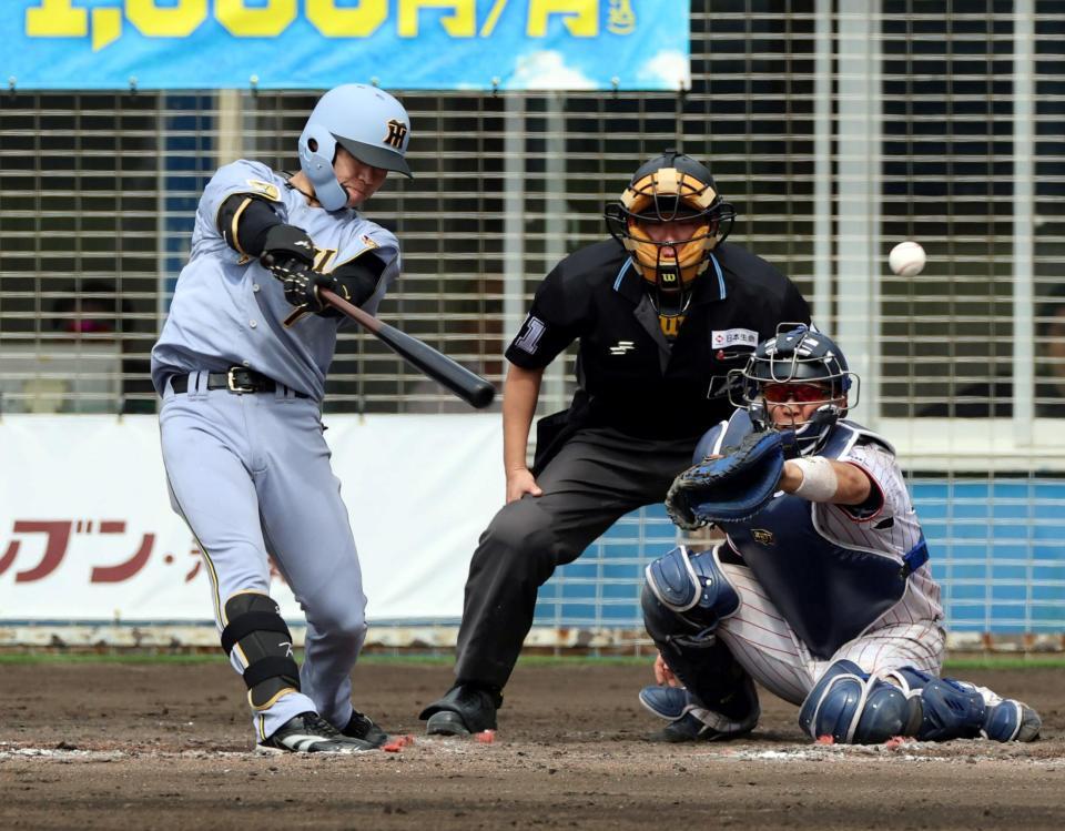 ５回阪神無死１塁、左前打を放つ阪神・中野拓夢＝浦添（撮影・山口登）