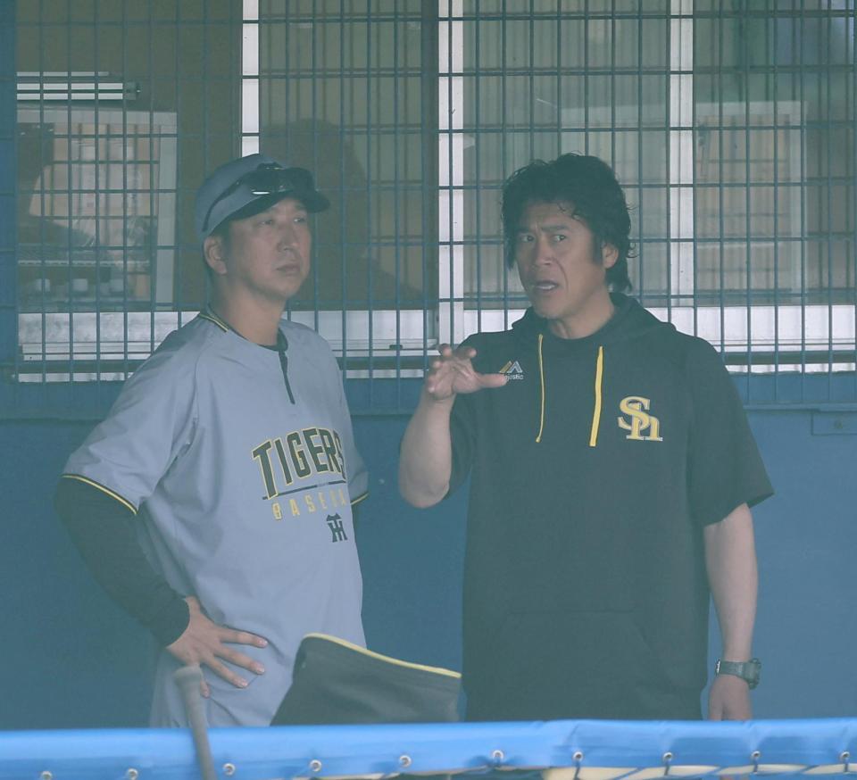 ソフトバンク・城島健司ＣＢＯ（右）と話をする藤川監督（撮影・西田忠信）