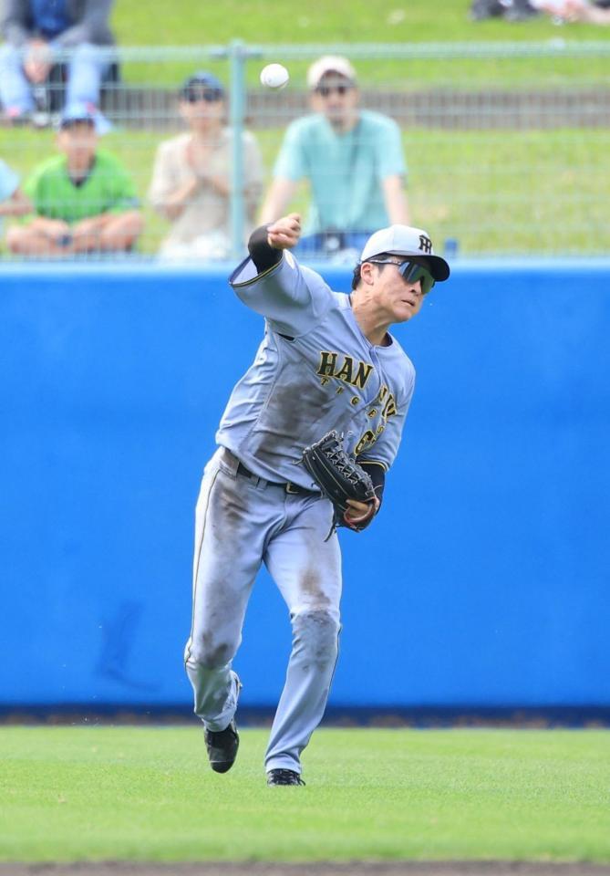 ３回、岩田の打球で矢野を好返球で補殺する高寺（撮影・坂部計介）