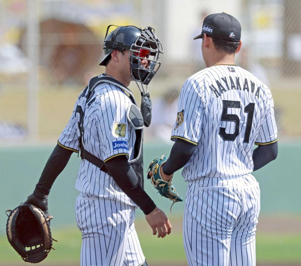 １回、先発の早川（右）に声をかける栄枝（撮影・立川洋一郎）