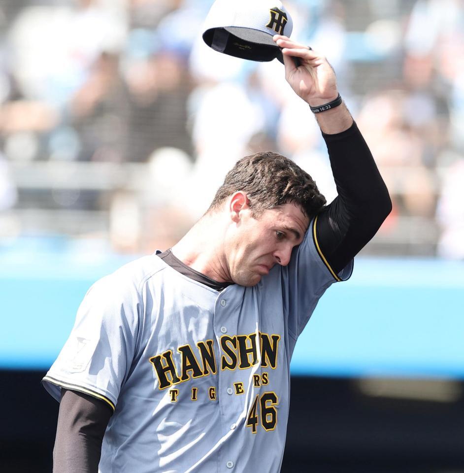 ２回に先制を許しベンチに戻るラグズデール（撮影・西田忠信）