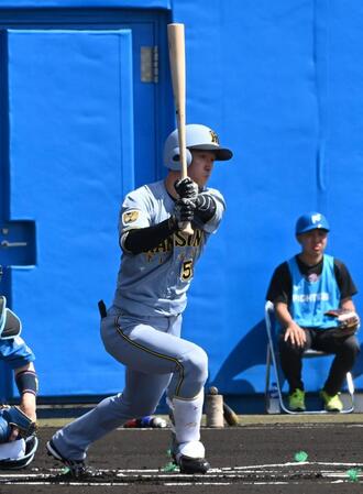 １回、中前安打を放つ近本（撮影・持木克友）