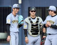 　４回、交代を告げられマウンドで笑顔を見せる今朝丸（左）（撮影・山口登）