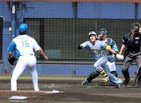 　３回、伏見は投ゴロに倒れる（撮影・山口登）