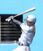 １回、右前打を放つ近本（撮影・西田忠信）