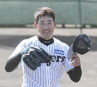 笑顔を見せる岩崎（撮影・田中太一）