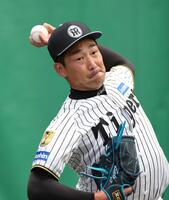 ブルペンで投げ込む岩崎（撮影・西田忠信）