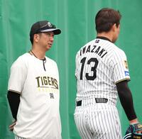 ブルペン投球を終えた岩崎（右）に声をかける藤川監督（撮影・西田忠信）