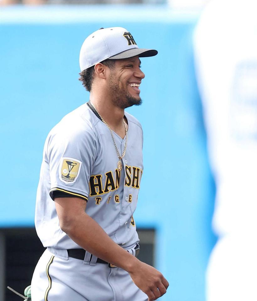 　無失点に抑え笑顔を見せるモレッタ（撮影・西田忠信）