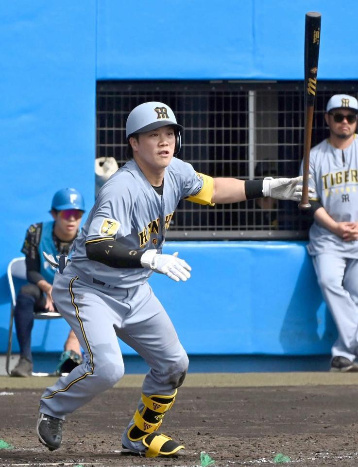 　５回、右前打を放つ伏見