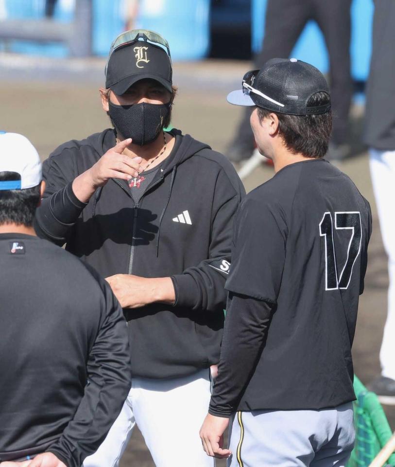 　新庄監督（左）と話をする伏見（撮影・西田忠信）　　