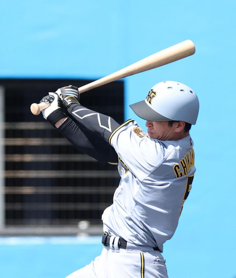 １回、右前打を放つ近本（撮影・西田忠信）