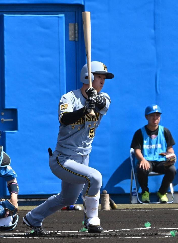 １回、中前安打を放つ近本（撮影・持木克友）