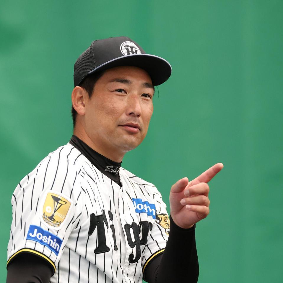 捕手に合図を送る岩崎（撮影・西田忠信）