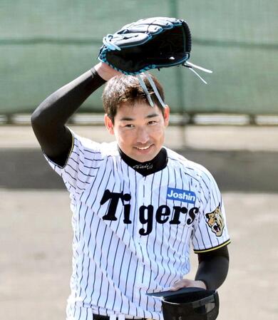 　ライブＢＰで感覚を確かめ、笑顔を見せる岩崎（撮影・田中太一）