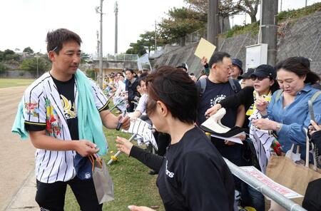 　ファンサービスをする岩崎