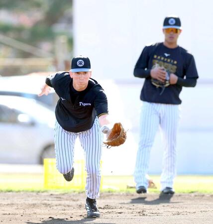 　早出で守備練習するディベイニー（左）＝撮影・山口登
