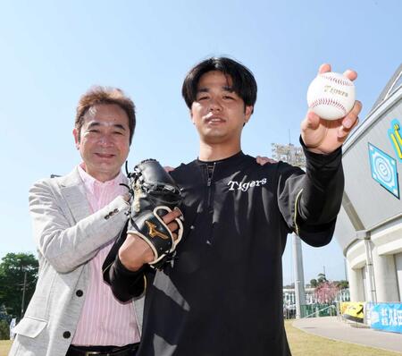 　中田良弘氏（左）との対談を終えポーズを決める高橋（撮影・田中太一）