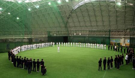 キャンプ」を打ち上げ、ドームで手締めする阪神ナインら（撮影・山口登）