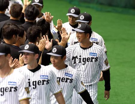 キャンプを打ち上げ、スタッフとハイタッチする藤川監督（撮影・山口登）