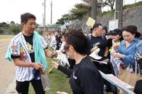 　ファンサービスをする岩崎